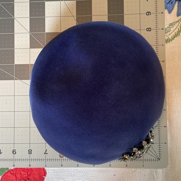 Vintage cobalt blue velour beret style hat with statement rhinestone pin - Picture 9 of 14